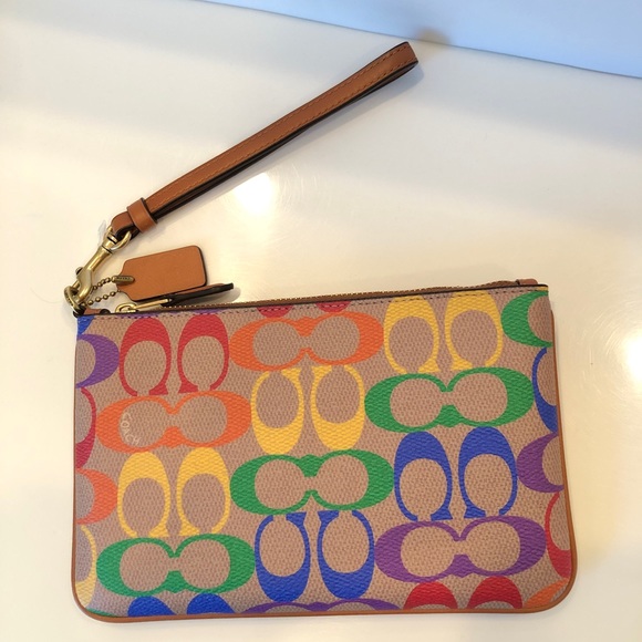 🌈 NWT Coah Small Wristlet In Rainbow Signature Canvas - Brass/Tan Natural Multi - Picture 2 of 8